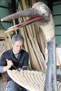 祭具（和傘）修理の様子